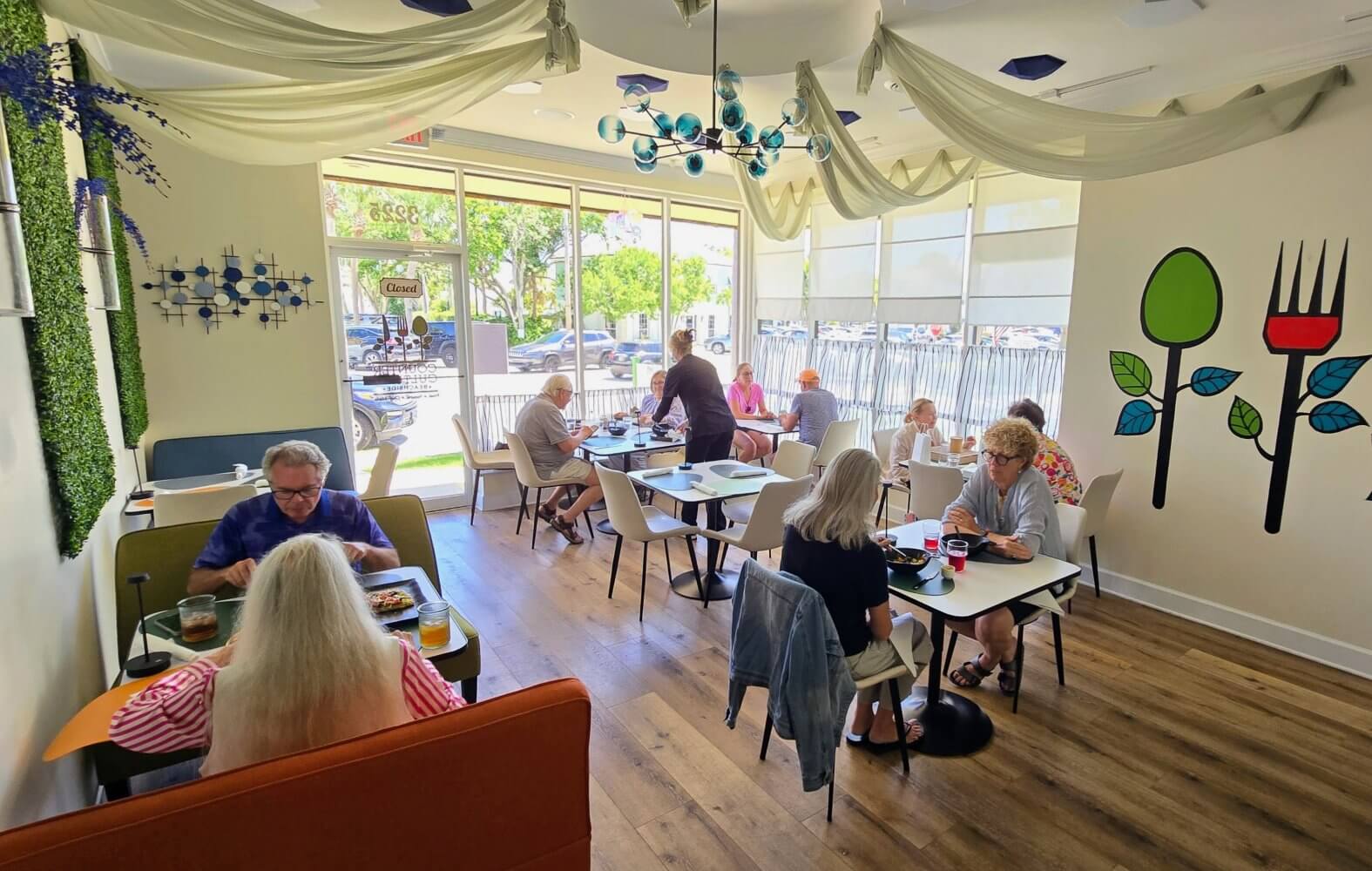 Inside of Counter Culture Beachside while people are eating.
